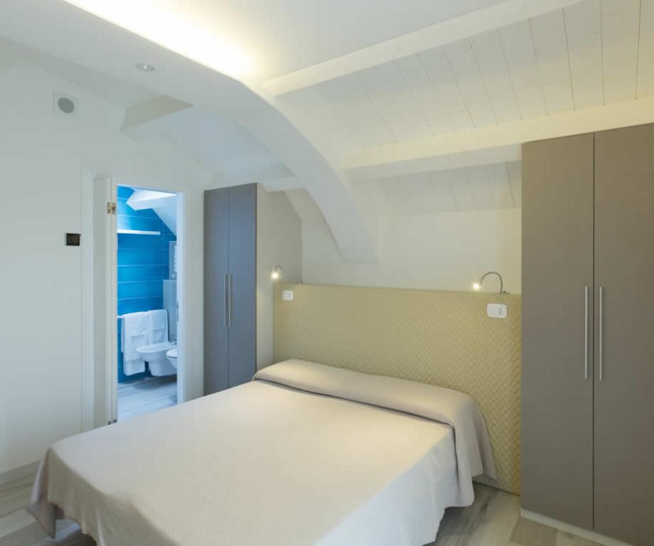albergobiancaneve en the-rooms-hotel-biancaneve-marotta 011