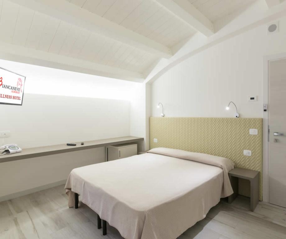 albergobiancaneve en the-rooms-hotel-biancaneve-marotta 013