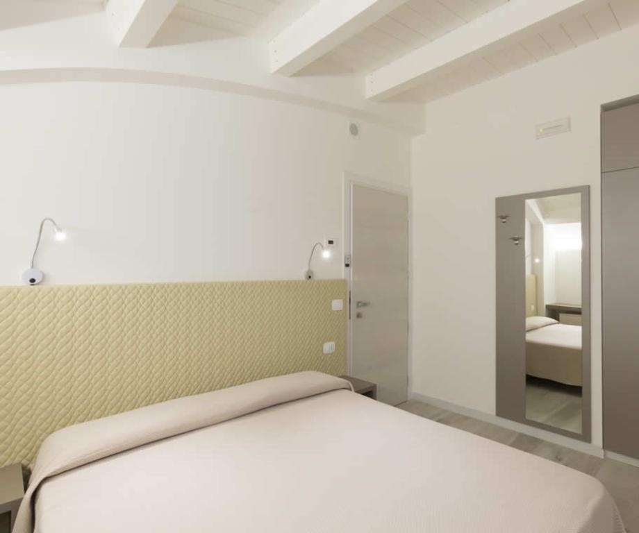 albergobiancaneve en the-rooms-hotel-biancaneve-marotta 015